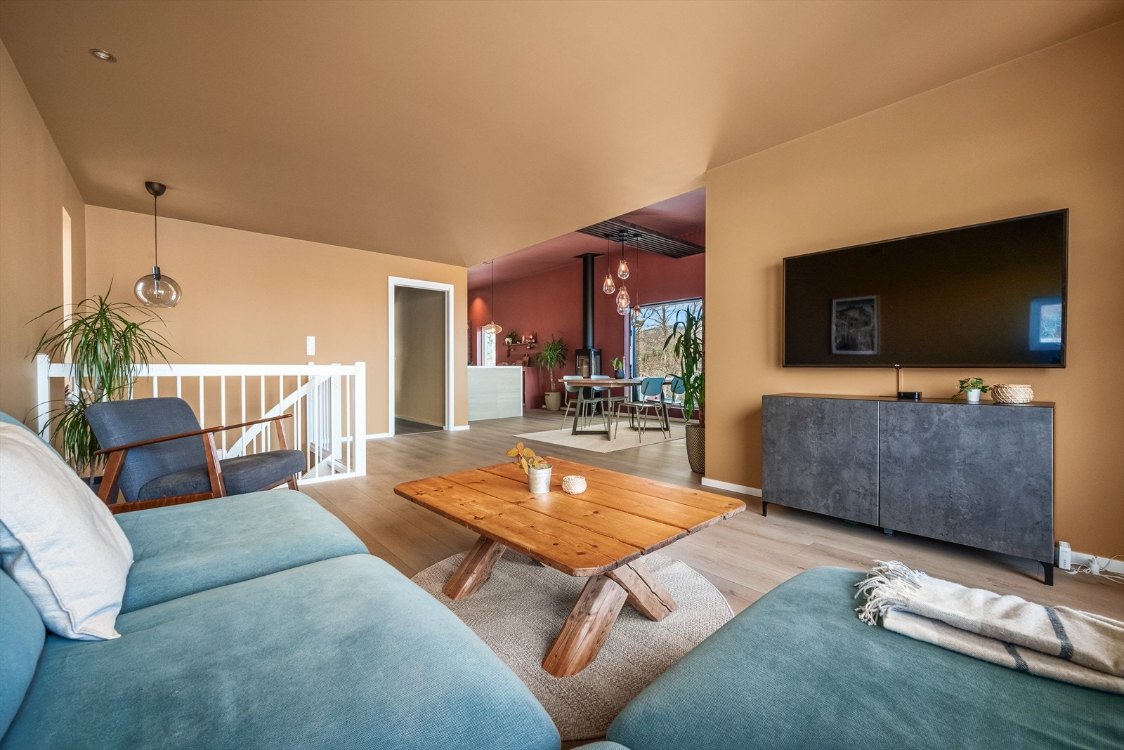 Boligens nydelige stue ligger i andre etasje med åpen løsning mot kjøkkenet. Galleribilde