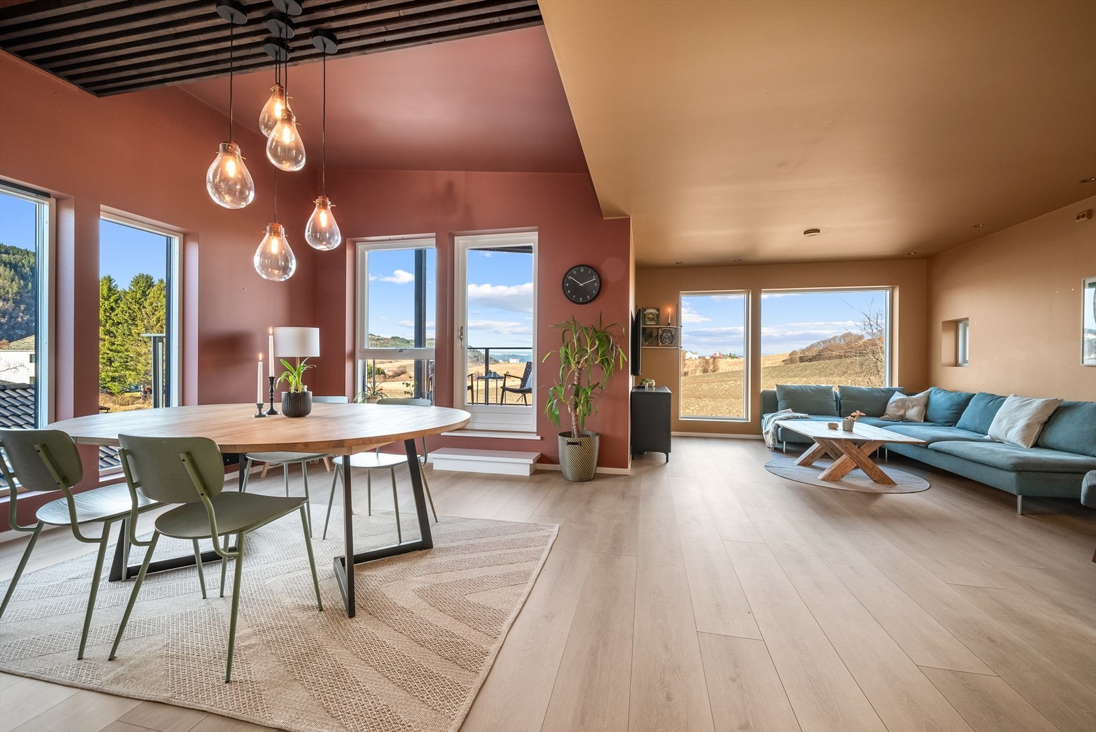 Det sosiale allrommet utgjør hele 57 kvm av arealet av andre etasje. Galleribilde