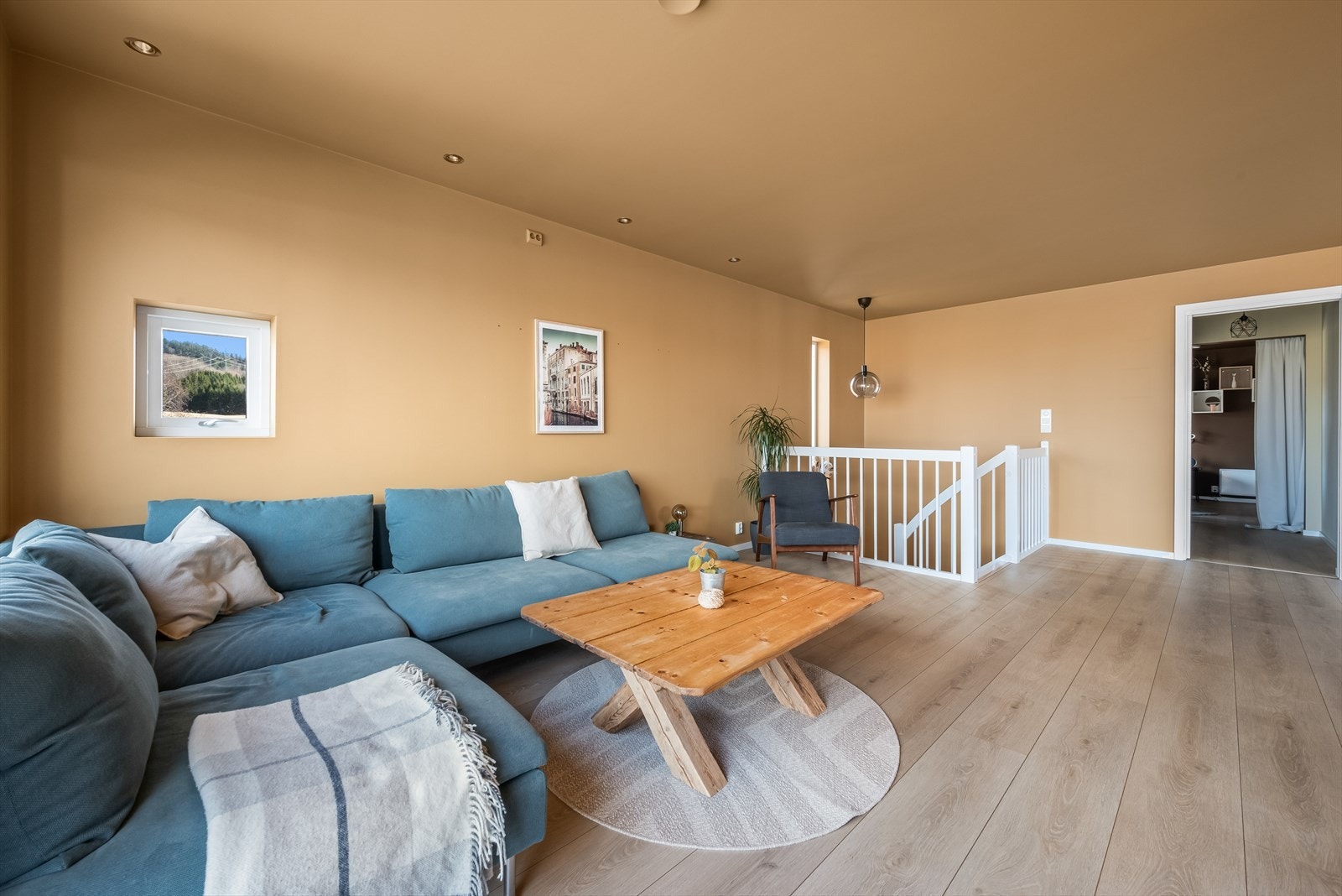 Boligen har en praktisk planløsning og består blant annet av stue, kjøkken, 5 soverom, 2 bad og 1 vaskerom, samt boder for ekstra lagringsplass. Galleribilde