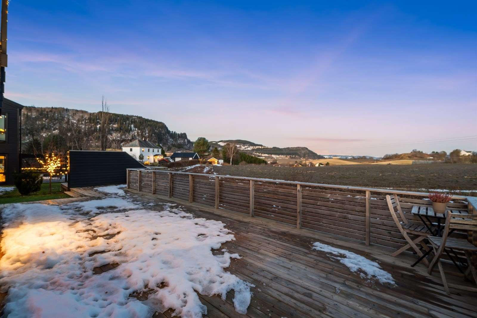 Stor terrasse på hele 64m², med god plass til ønsket møblering. Galleribilde