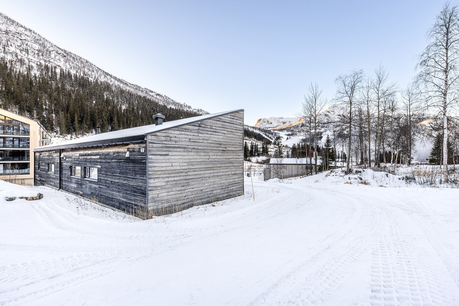 Dette er den fremste hytte i Tottelie, her har du fri og flott utsikt mot Hemsedal skisenter og meget gode solforhold. Galleribilde