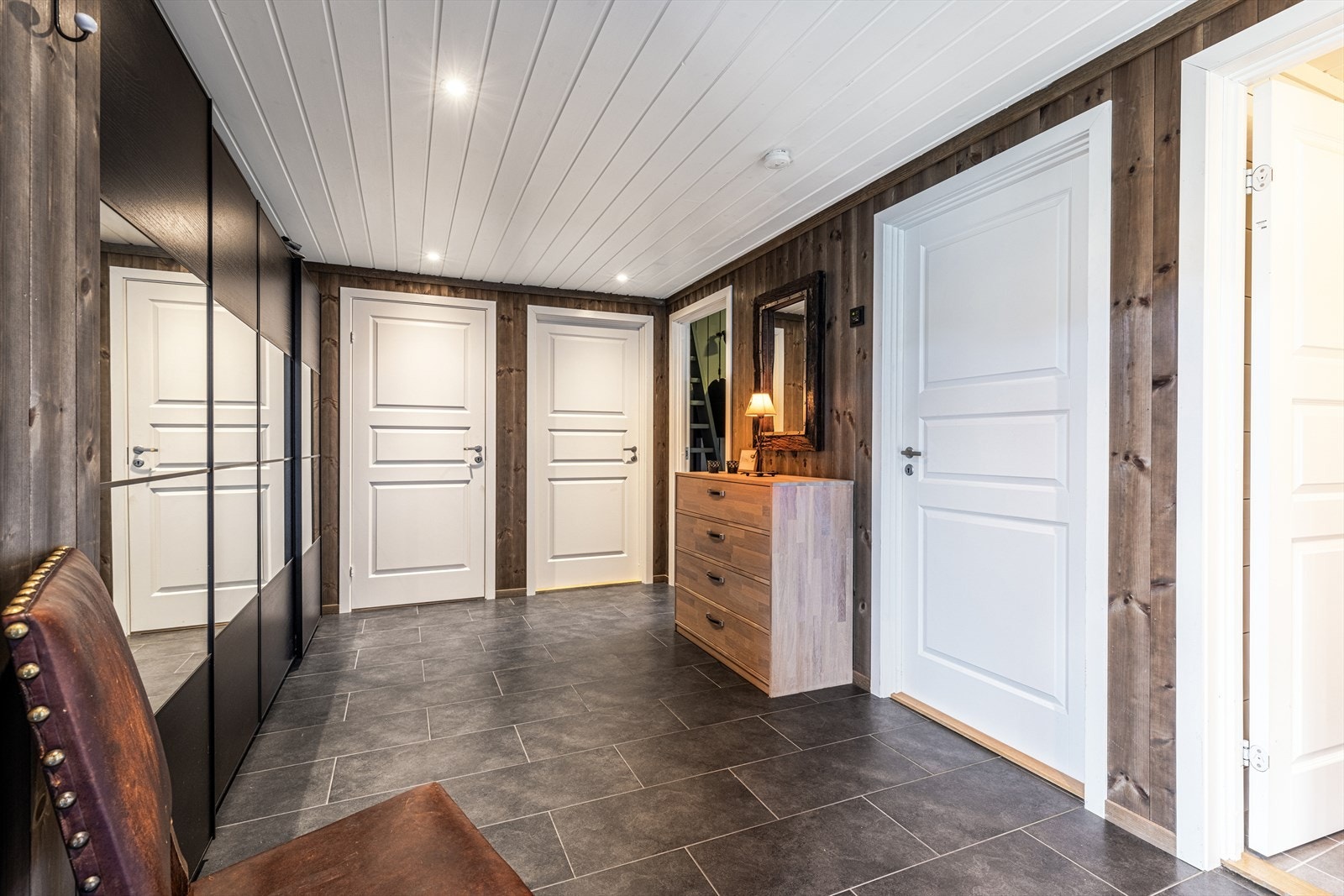 Stor hall med god garderobeløsning. Galleribilde