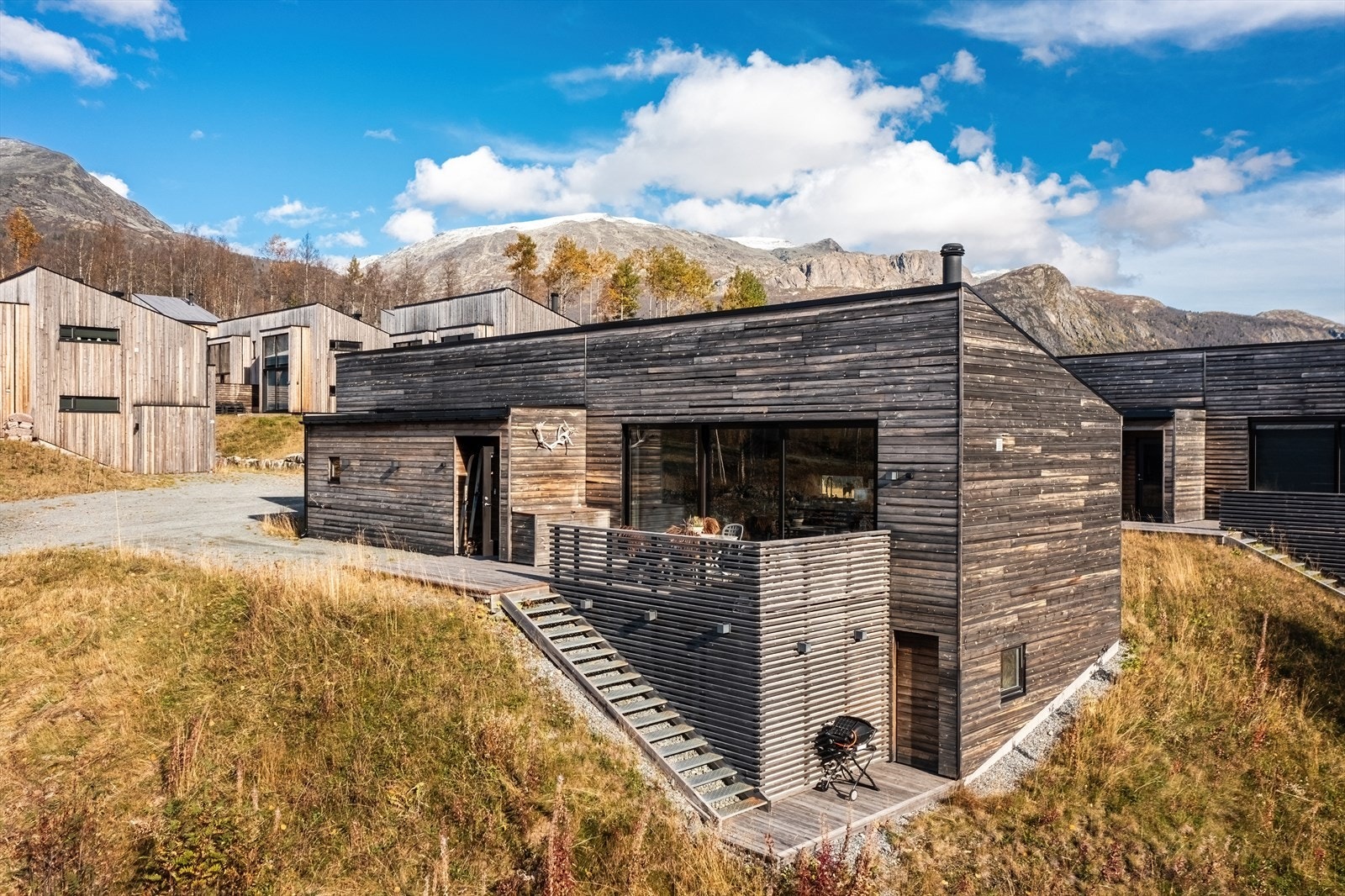 Hytta er bygget i vedlikeholdsvennlig kledning som jernvitrol behandlet for en raskere grånende utseende. Galleribilde