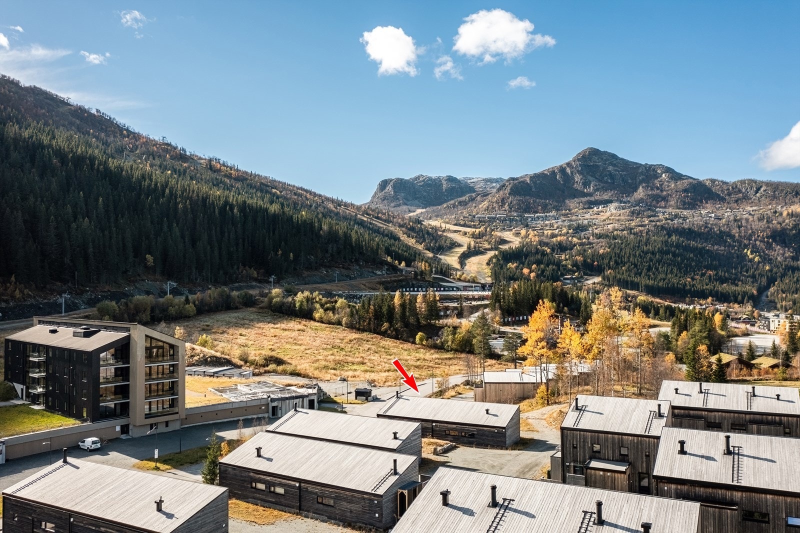 Den perfekte plasseringen i Hemsedal skisenter med ski inn/ut til langrenn og alpint, samt gangavstand til alle fasiliteter! Galleribilde