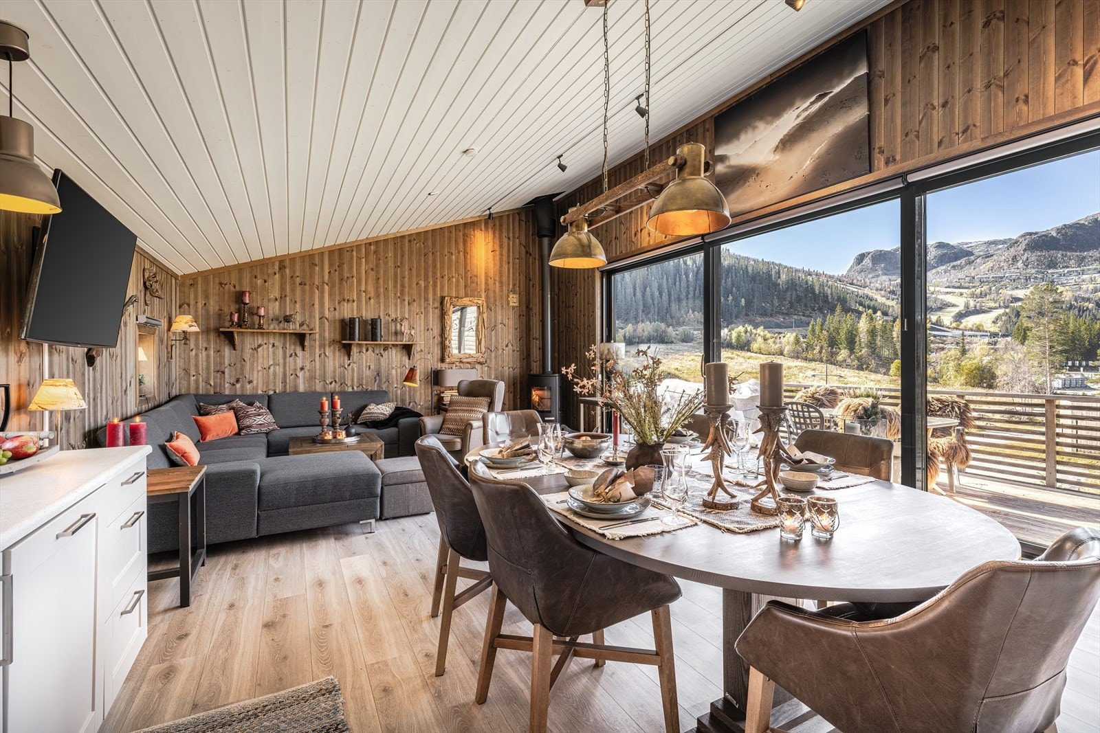 Hytta har en innholdsrik og god planløsning. Her fra oppholdsrommet med åpen stue- og kjøkken løsning. Galleribilde