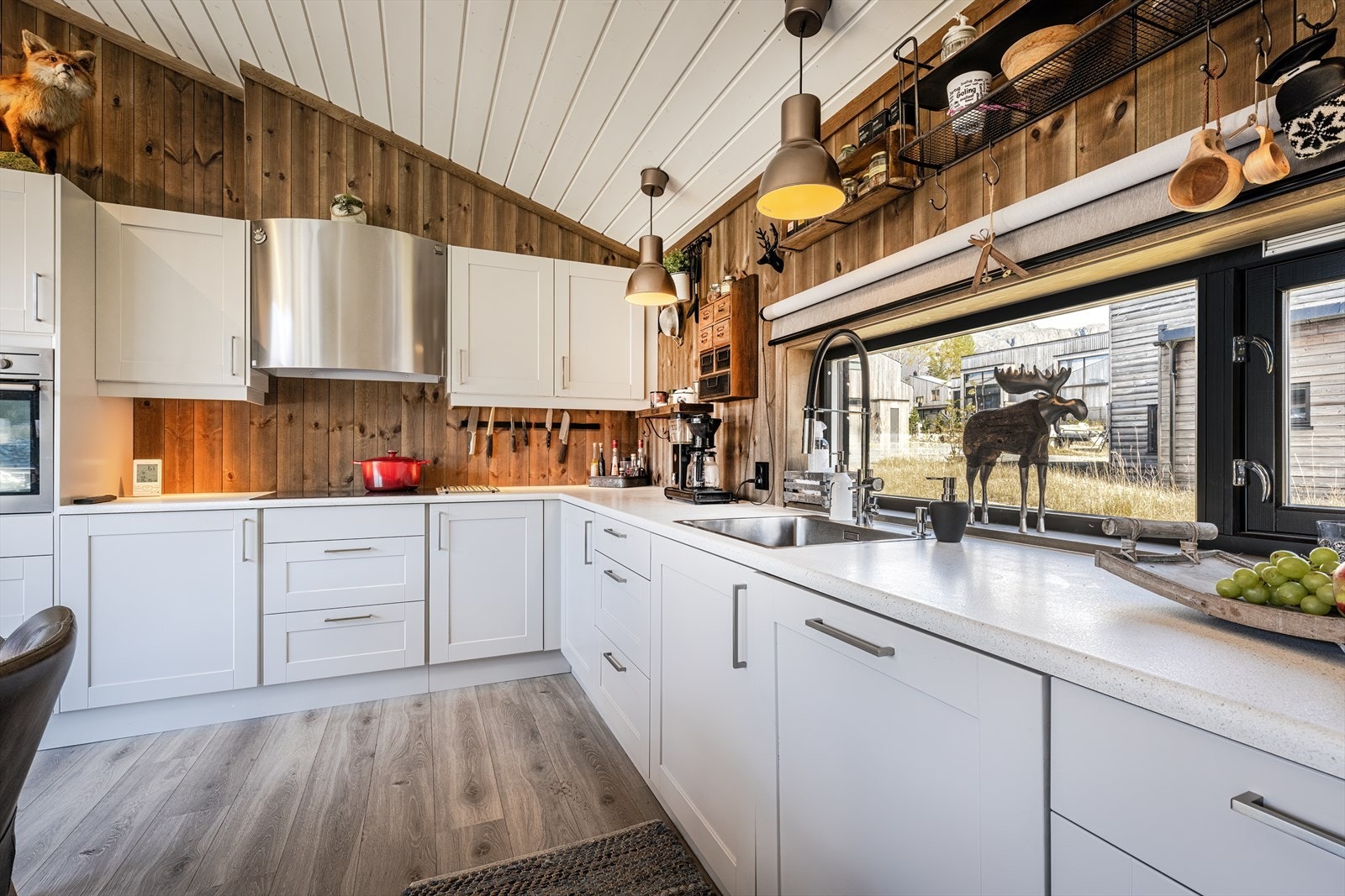 Delikat kjøkken med integrerte hvitevarer. Galleribilde