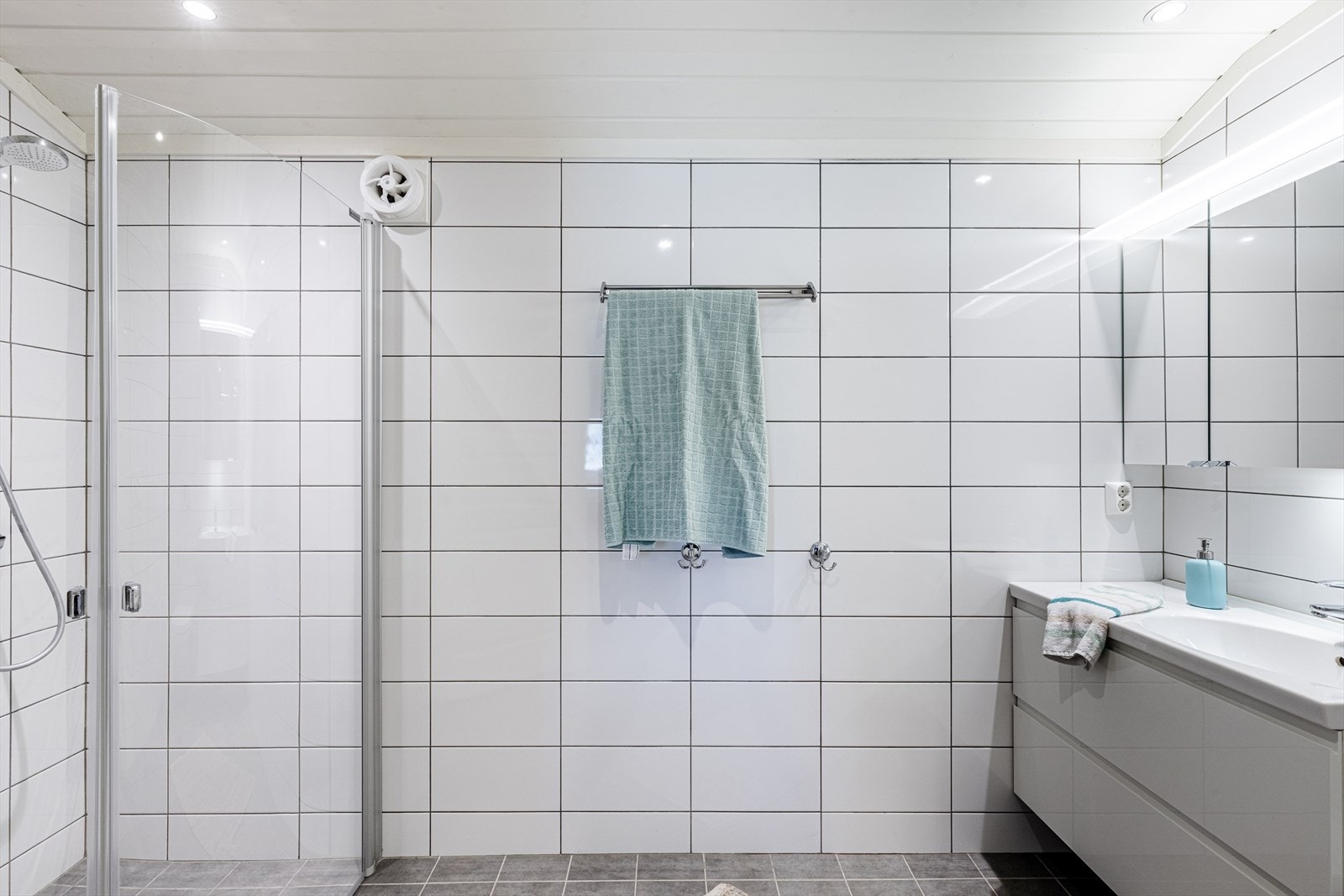 Baderom tilknyttet hovedsoverom. Galleribilde