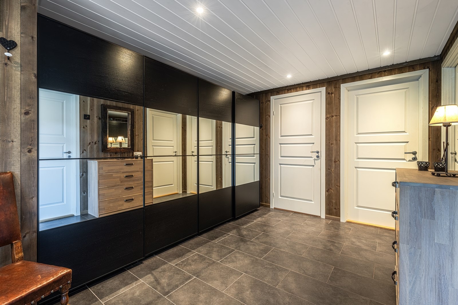 Fra gangen er det også inngang til innvendig bod som kan gjøres om til soverom ved innsettelse av nytt godkjent vindu. Galleribilde