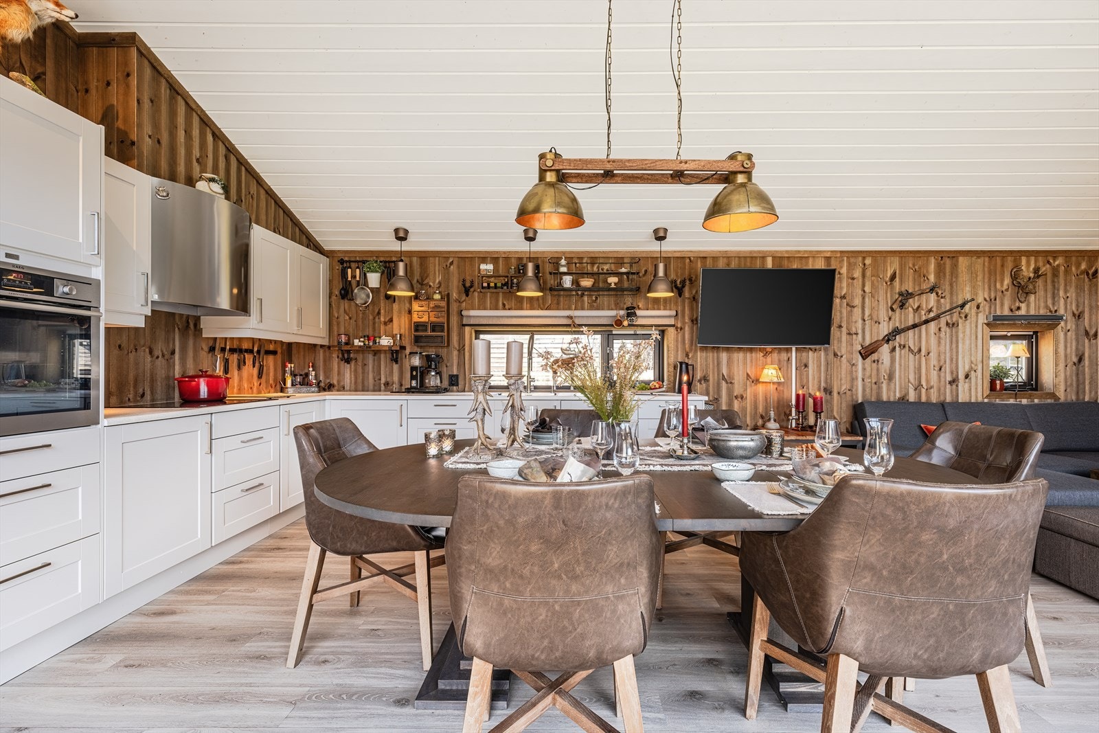 Spisestue og kjøkken. Galleribilde