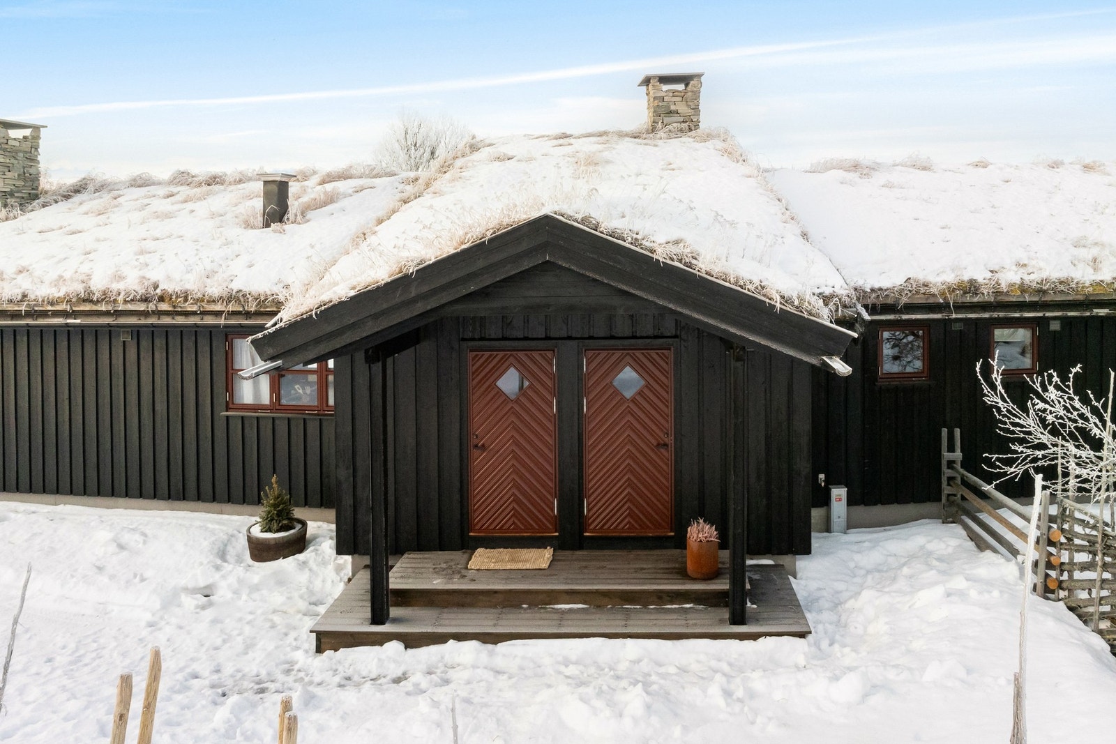 Hyggelig inngangsparti med egen inngangsdør til en bod. Galleribilde