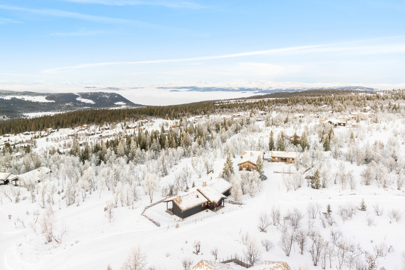 Gålå er en allsidig destinasjon som kombinerer storslått natur, et bredt utvalg av aktiviteter og kulturelle opplevelser i et av Norges vakreste fjellområder. Plassert på et høydedrag i Gudbrandsdalen, omringet av mektige fjell og rolige innsjøer, tilbyr Galleribilde