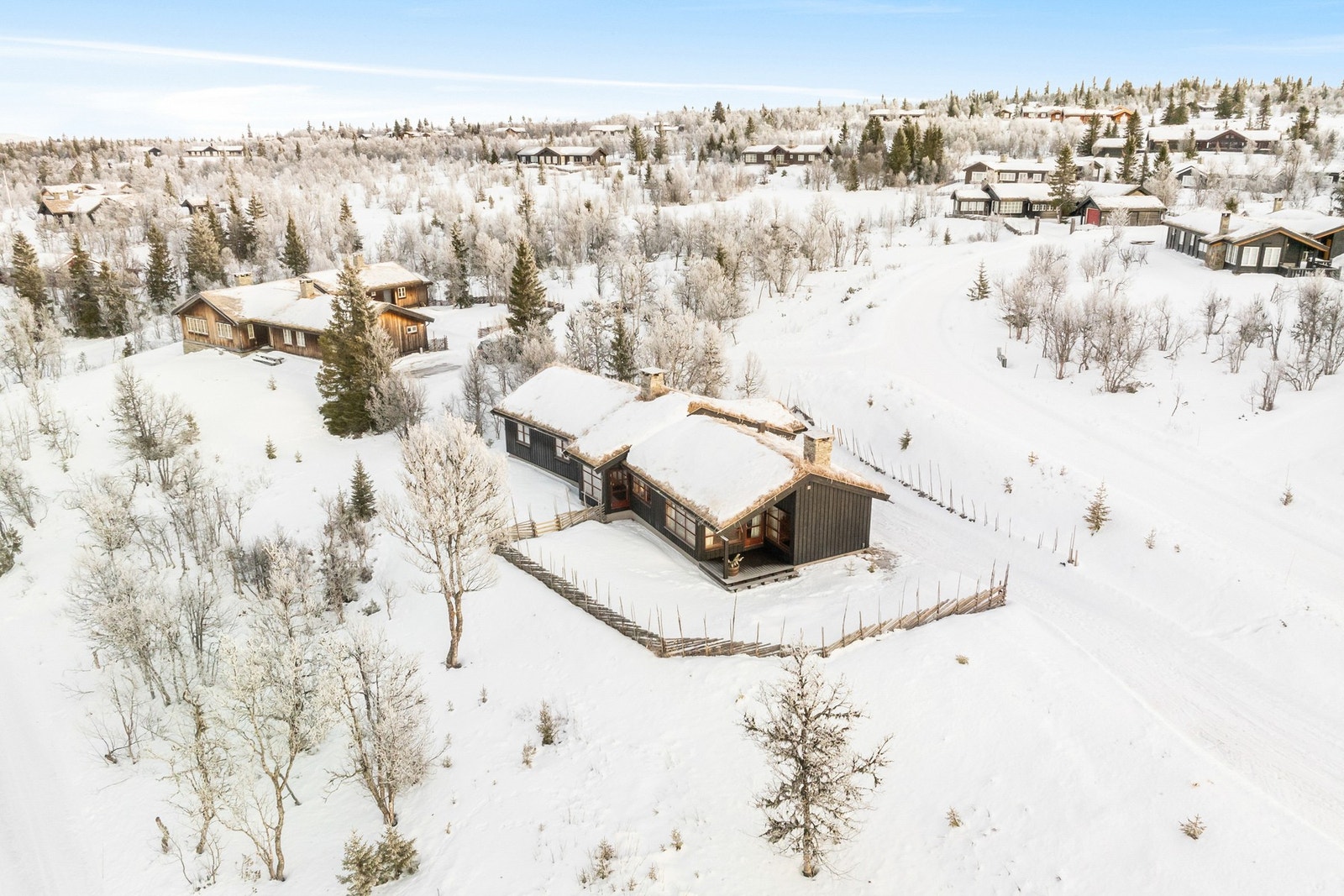 Det er satt opp skigard rundt deler av hytta. Galleribilde