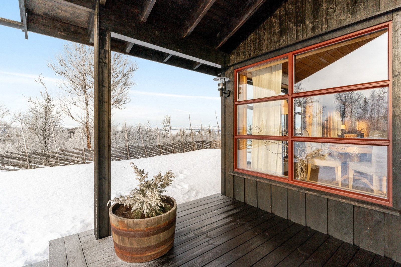 På syd/vestsiden av hytta finner du en lun terrasse, hvor du kan nyte solen til kvelden på sommerstid. Galleribilde