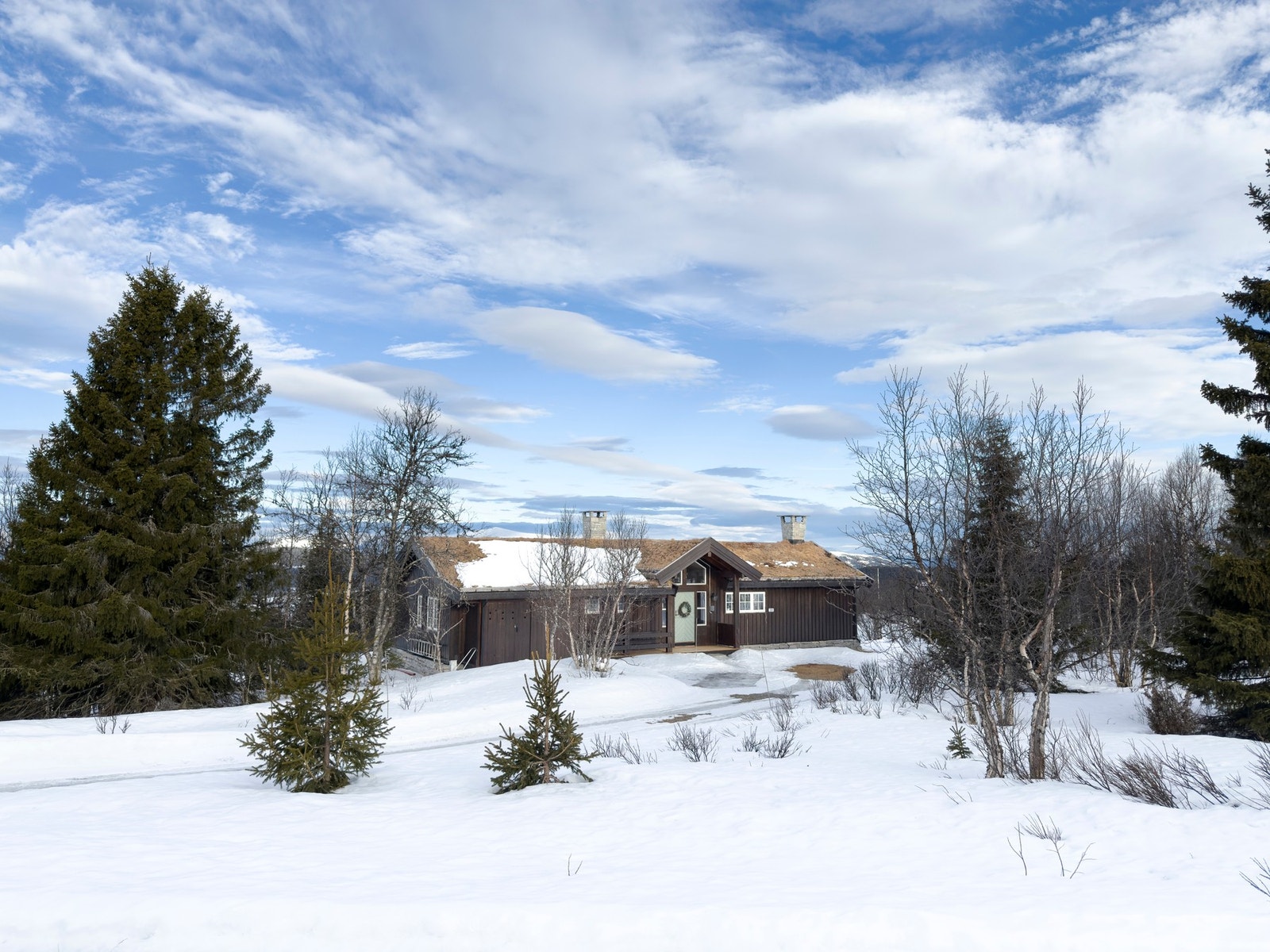 Biloppstilling utenfor hytta på gruset gårdsplass. Galleribilde
