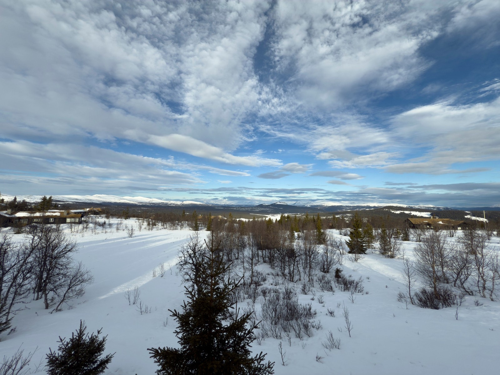 Hytta er et ideelt utgangspunkt for turopplevelser både sommer og vinter - enten det er til fots, på ski eller på sykkel. Galleribilde