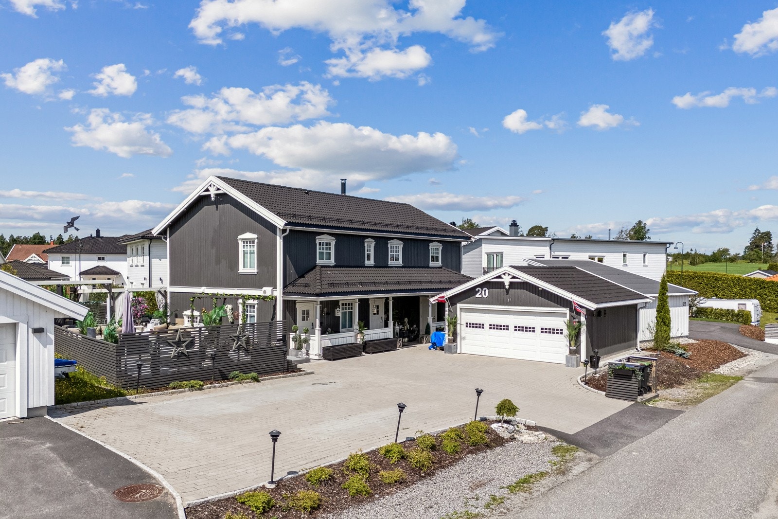 Dobbelgarasje og steinbelagt innkjørsel Galleribilde