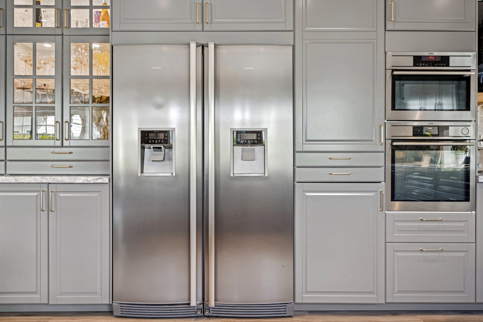 Frittstående kjøle- og fryseskap med vanntilførsel Galleribilde