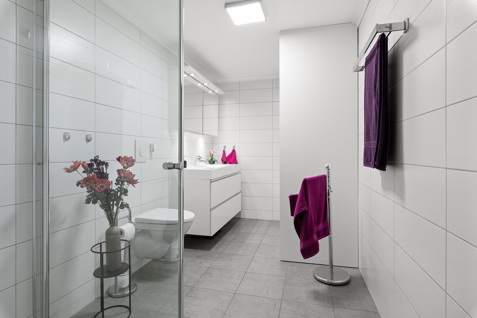 Vaskemaskin og tørketrommel er gjemt bak skapet. Galleribilde