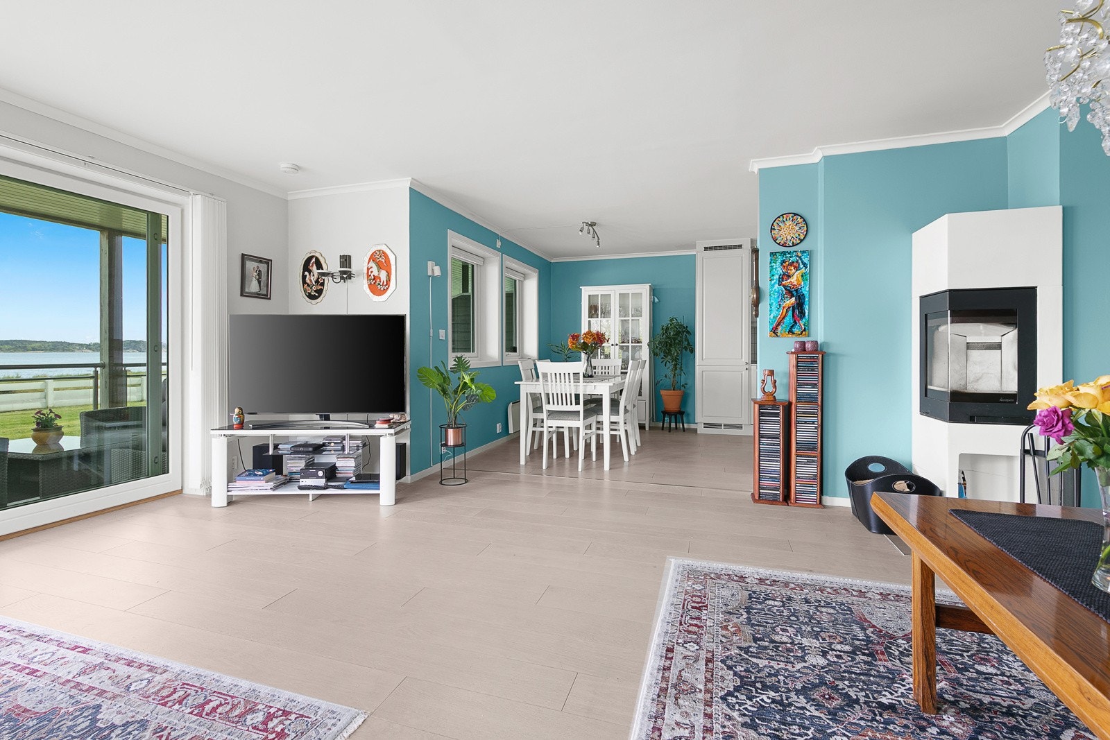 Stuen har i tillegg en stilren vedovn som skaper både varme og hygge på kjølige dager, samt balansert ventilasjon med varmegjenvinning for et godt inneklima året rundt. Galleribilde