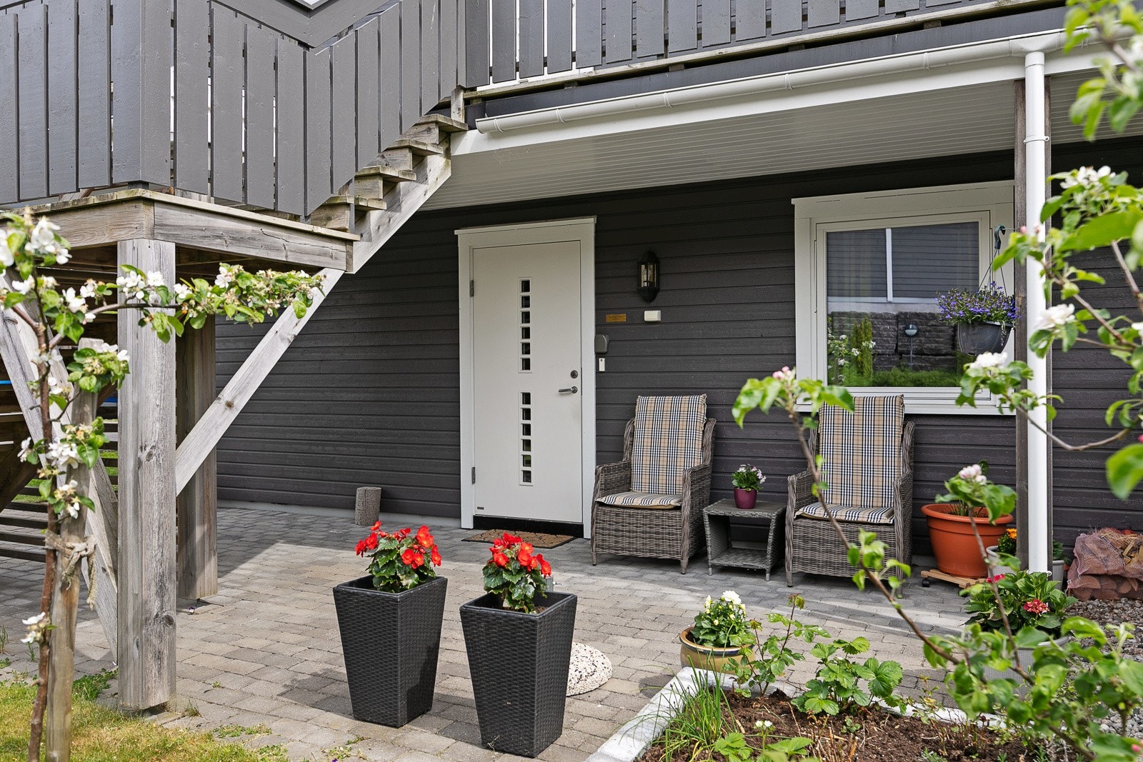 Leiligheten en privat uteplass vendt mot vest ved inngangspartiet. Galleribilde