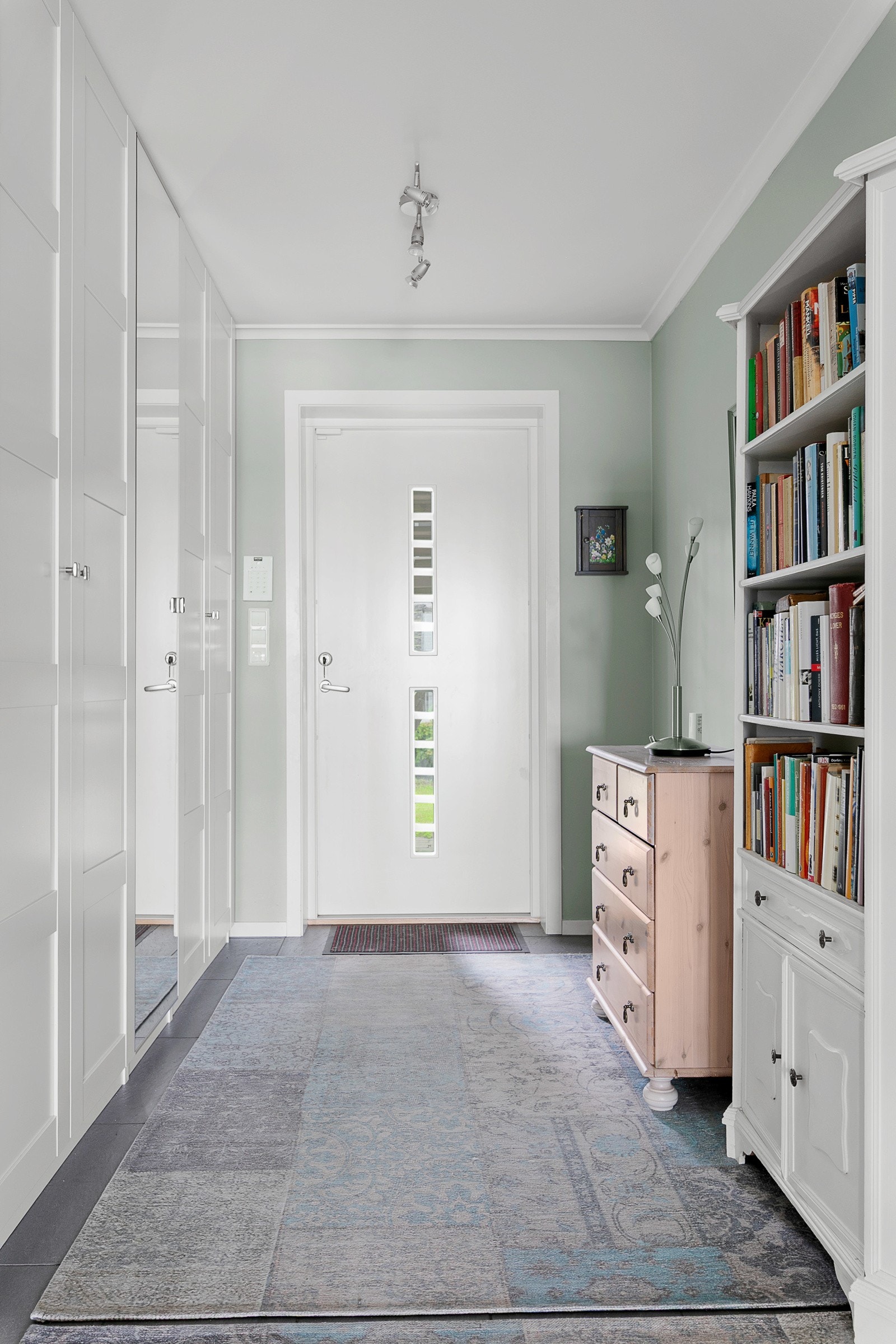 Gangen er flislagt og med god plass i garderobe. Galleribilde