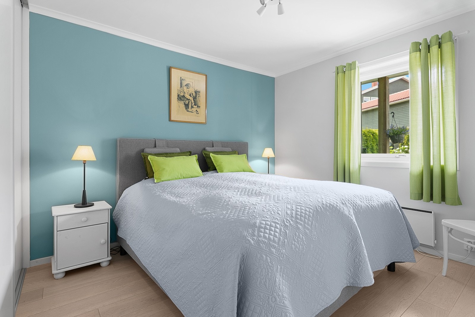 Hovedsoverom med god plass til dobbeltseng og garderobeskap. Galleribilde