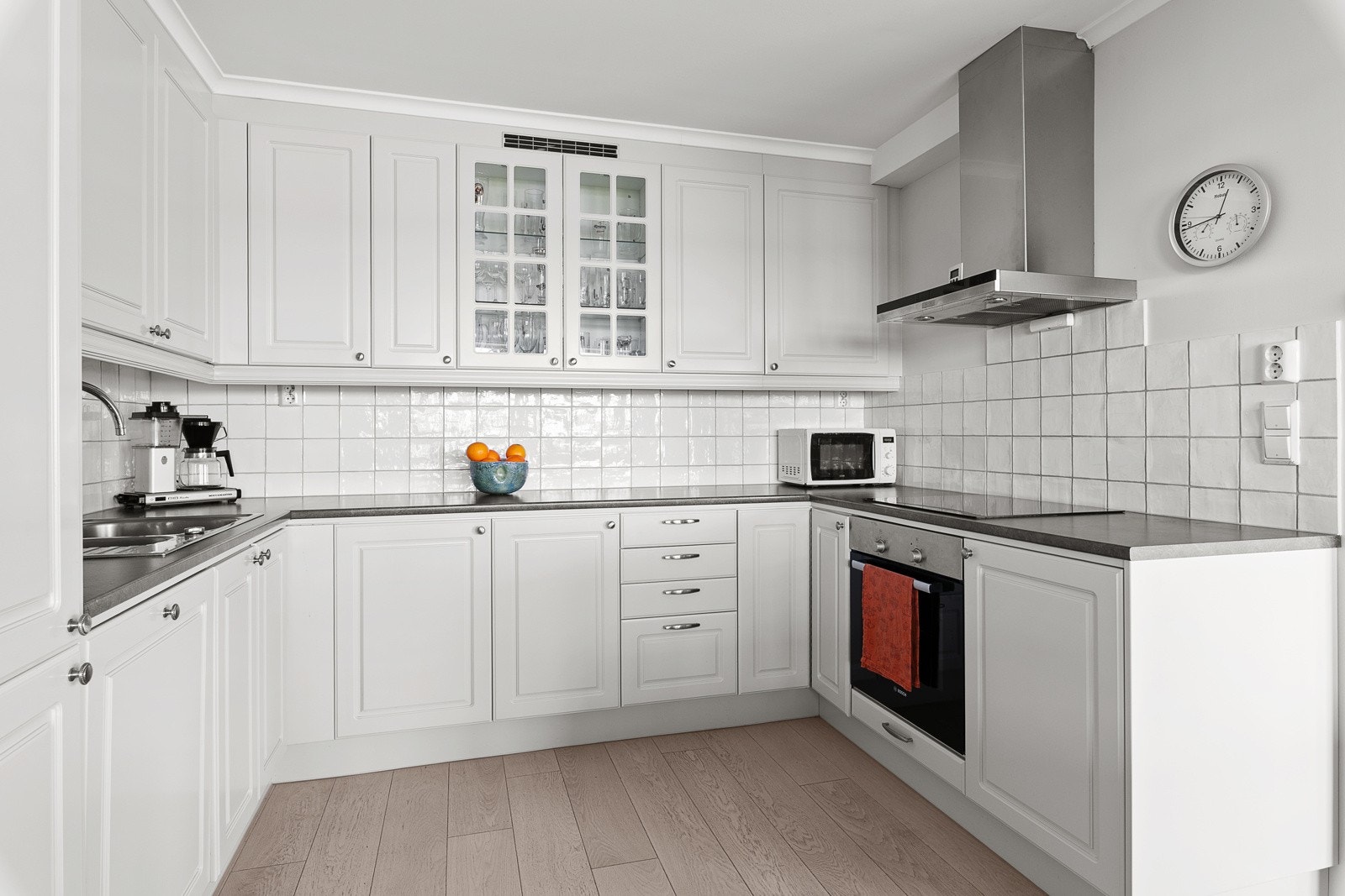 Kjøkkenet med integrerte hvitevarer og profilerte fronter. Galleribilde