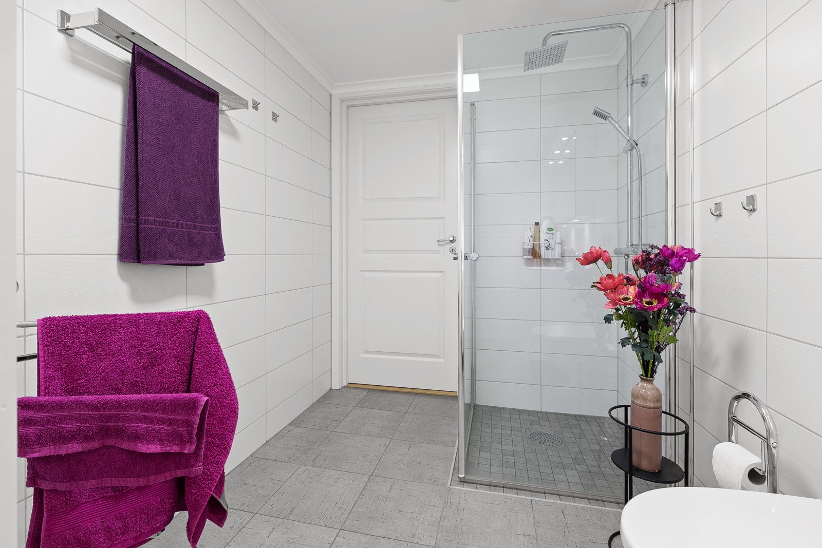 Delikat flislagt bad. Galleribilde