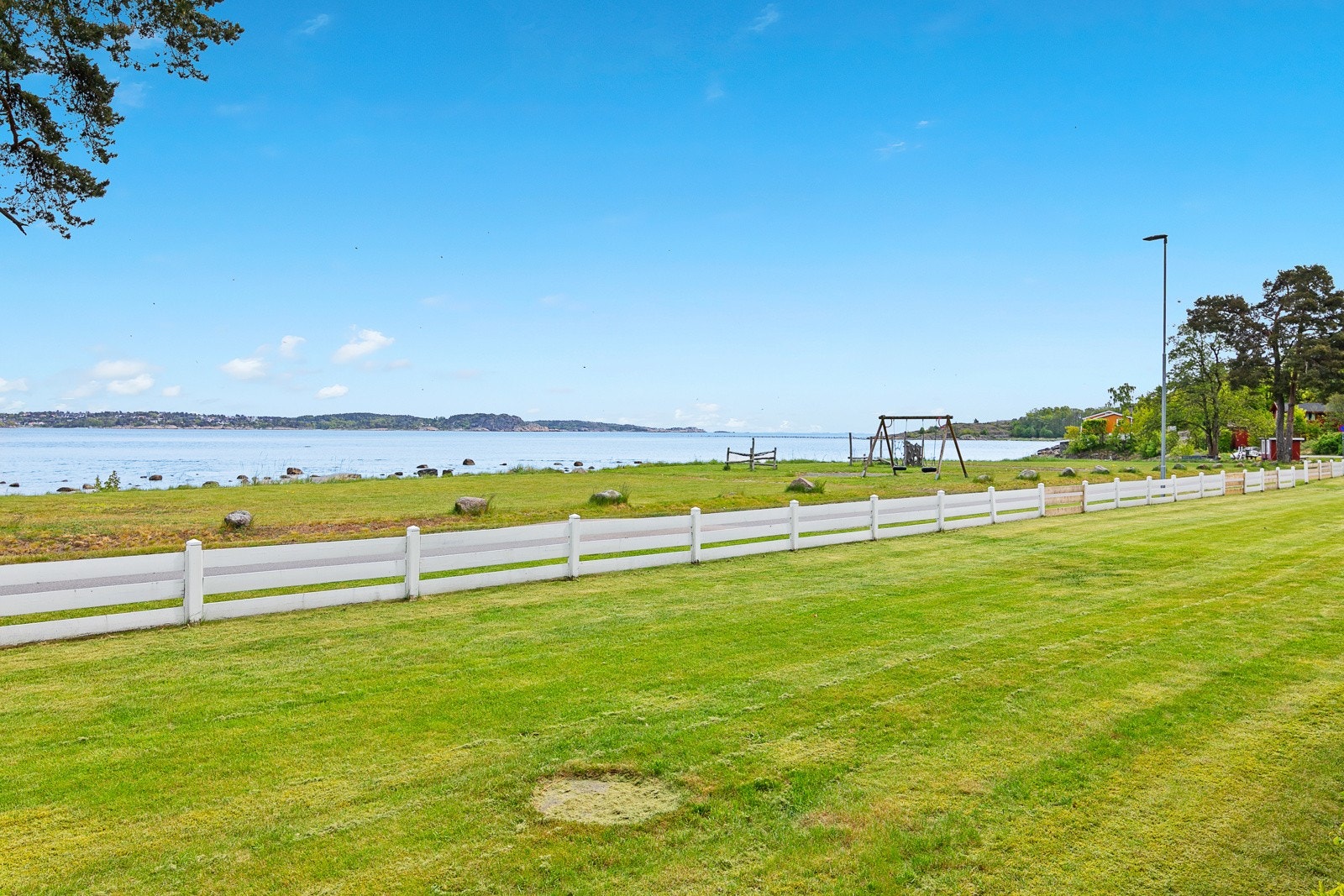 Dette er en bolig som passer utmerket for deg som ønsker en lettstelt og moderne leilighet i naturskjønne omgivelser - enten som fast bolig eller fritidsbolig. Galleribilde