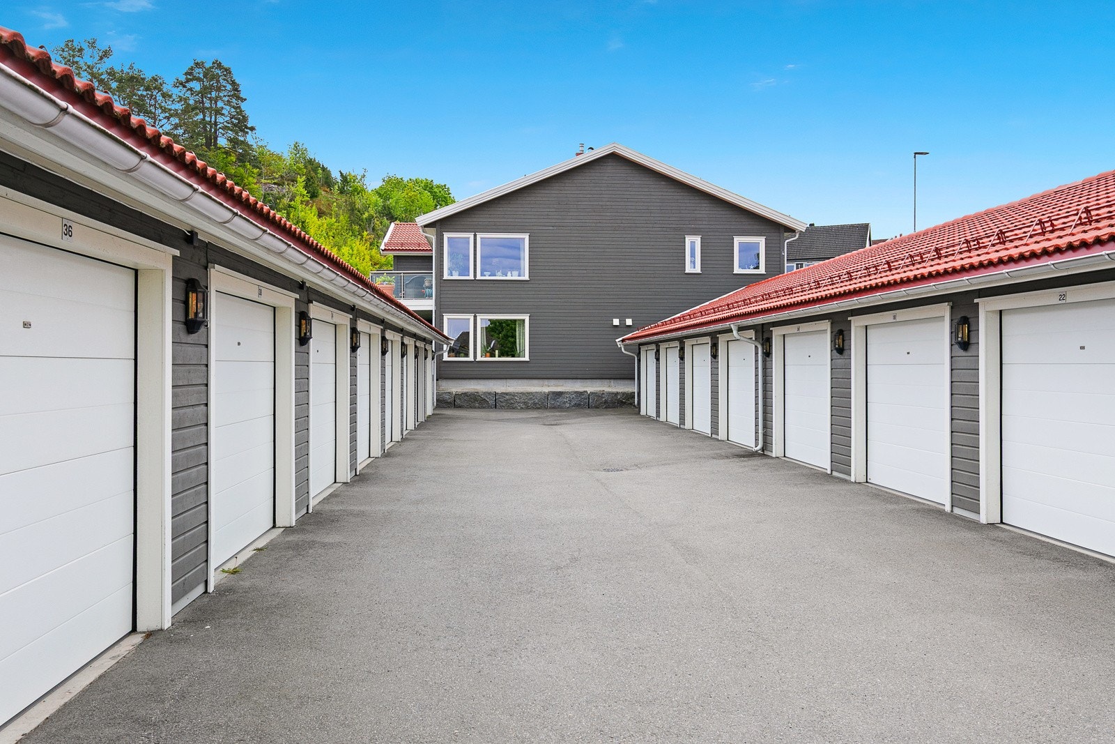 Parkering i garasje i felles garasjerekke. Galleribilde