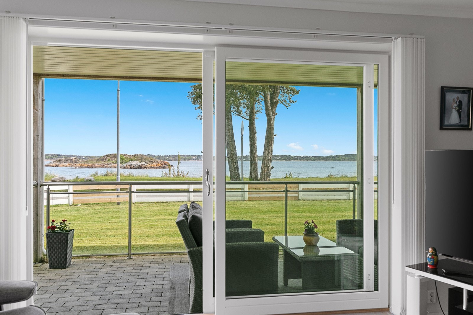 Fra stuen er det utgang til en veranda - et perkeft sted å nyte utsikten. Galleribilde