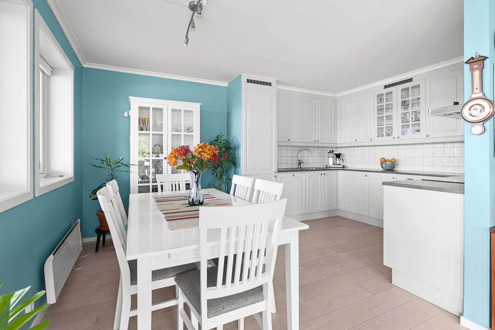 Kjøkkenet er moderne og funksjonelt, med profilerte fronter, integrerte hvitevarer og god arbeidsflate. Galleribilde