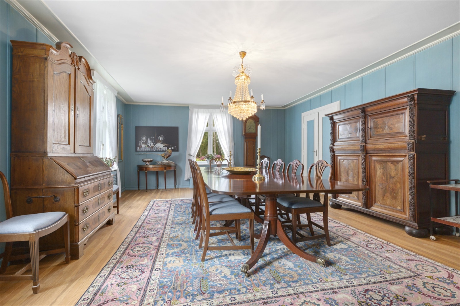 I denne vakre spisestuen er det plass til hele stor-familien! Galleribilde