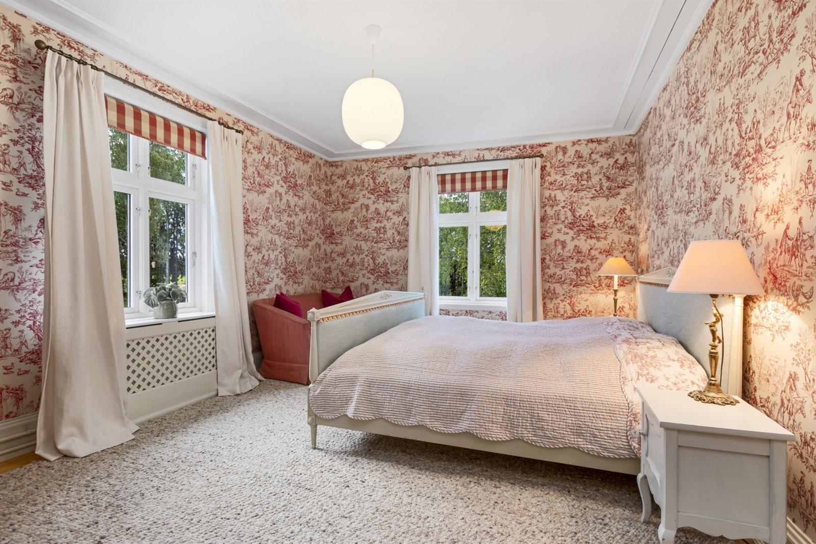 Soverom med en rød og mønstret tapet. Galleribilde