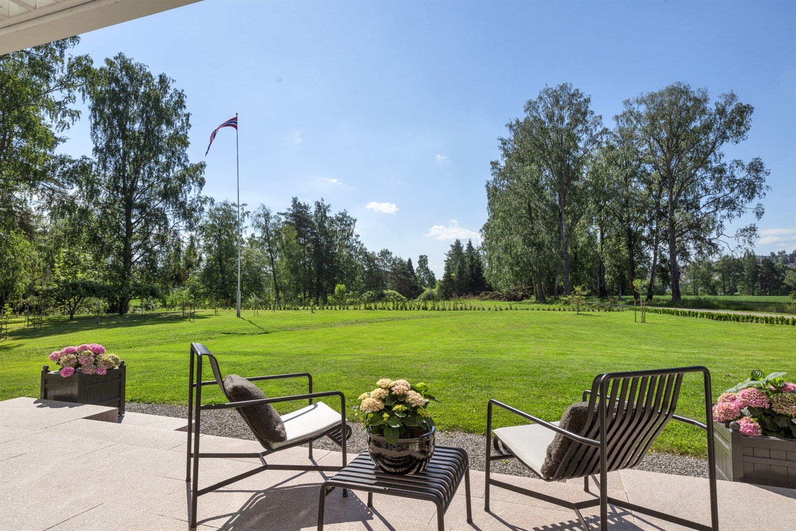 Stor hage, stille omgivelser - et sted for tilstedeværelse! Galleribilde