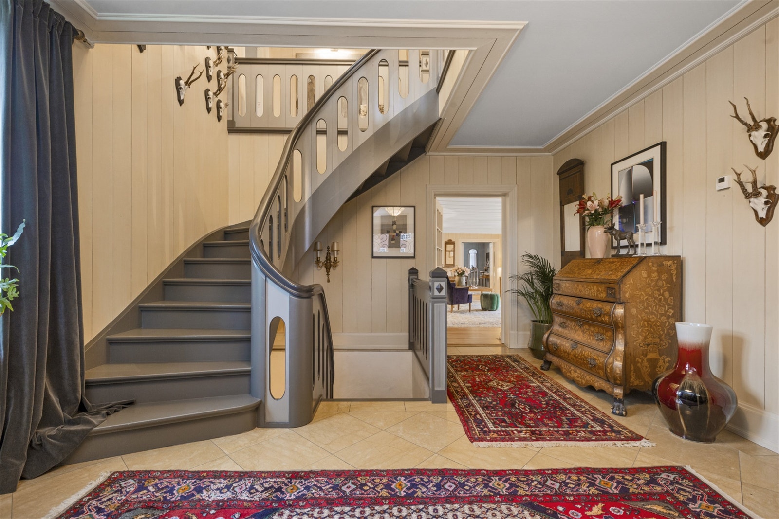 Velkommen inn - Flott hall med beige panel vegger og fliser av stein på gulv. Galleribilde