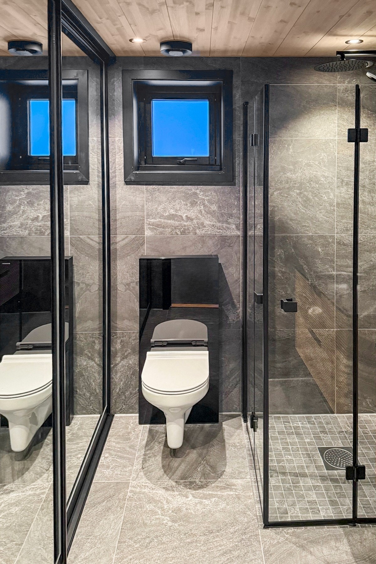 Varmtvannsbereder og opplegg for vaskemaskin er gjemt bak skyvedør. Galleribilde