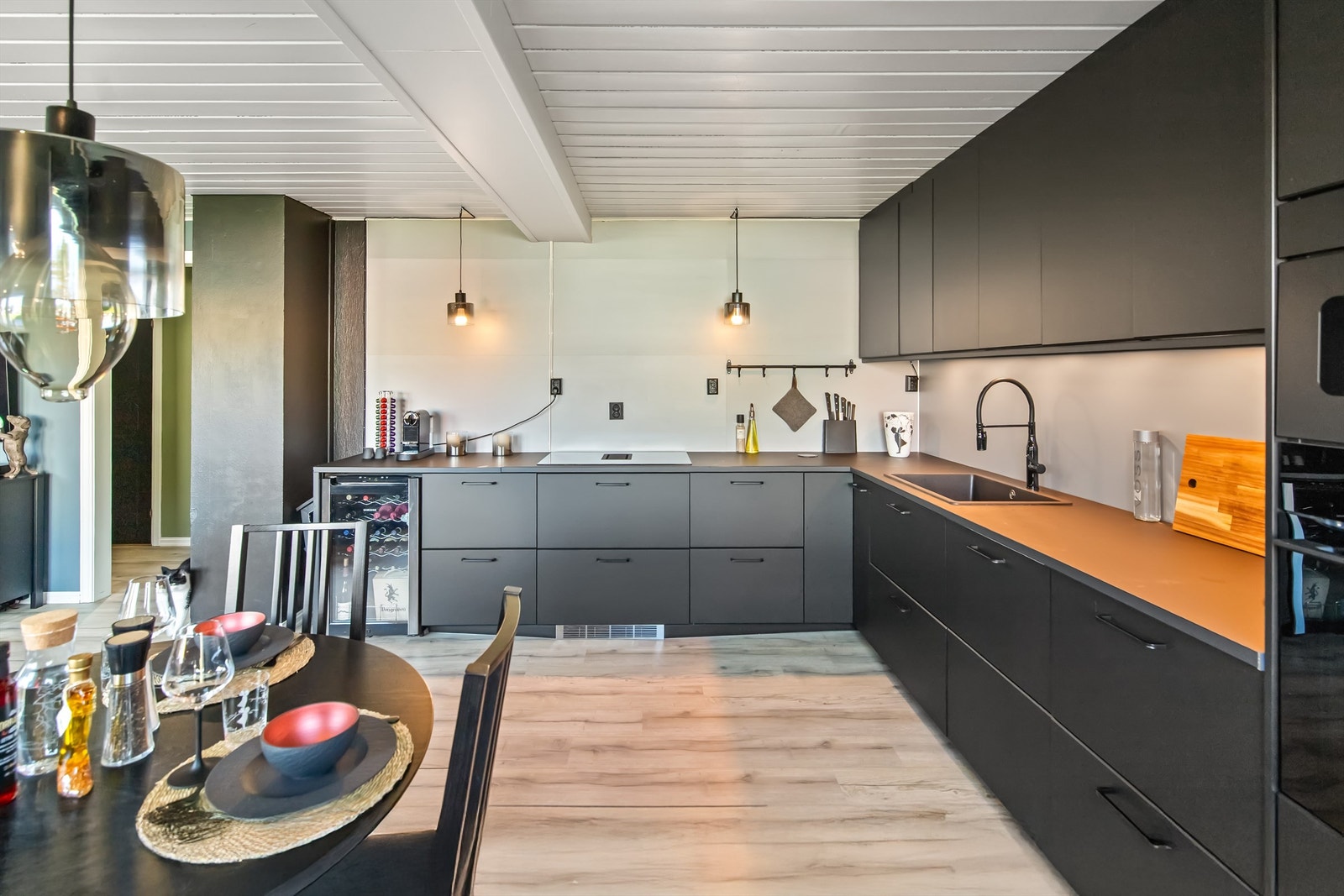 Her har du godt med både skap og benkplass Galleribilde