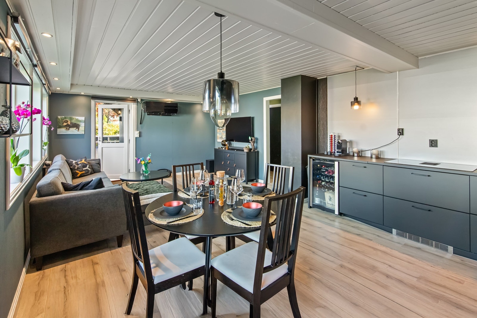 Luftig rom med store vindusflater som slipper inn godt med naturlig lys Galleribilde