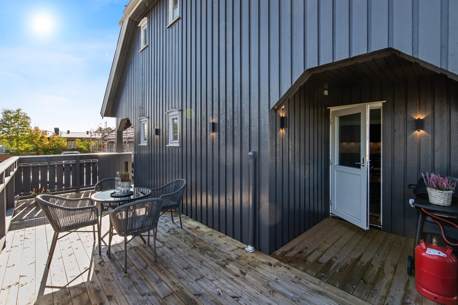 Fin uteplass med gode solforhold Galleribilde