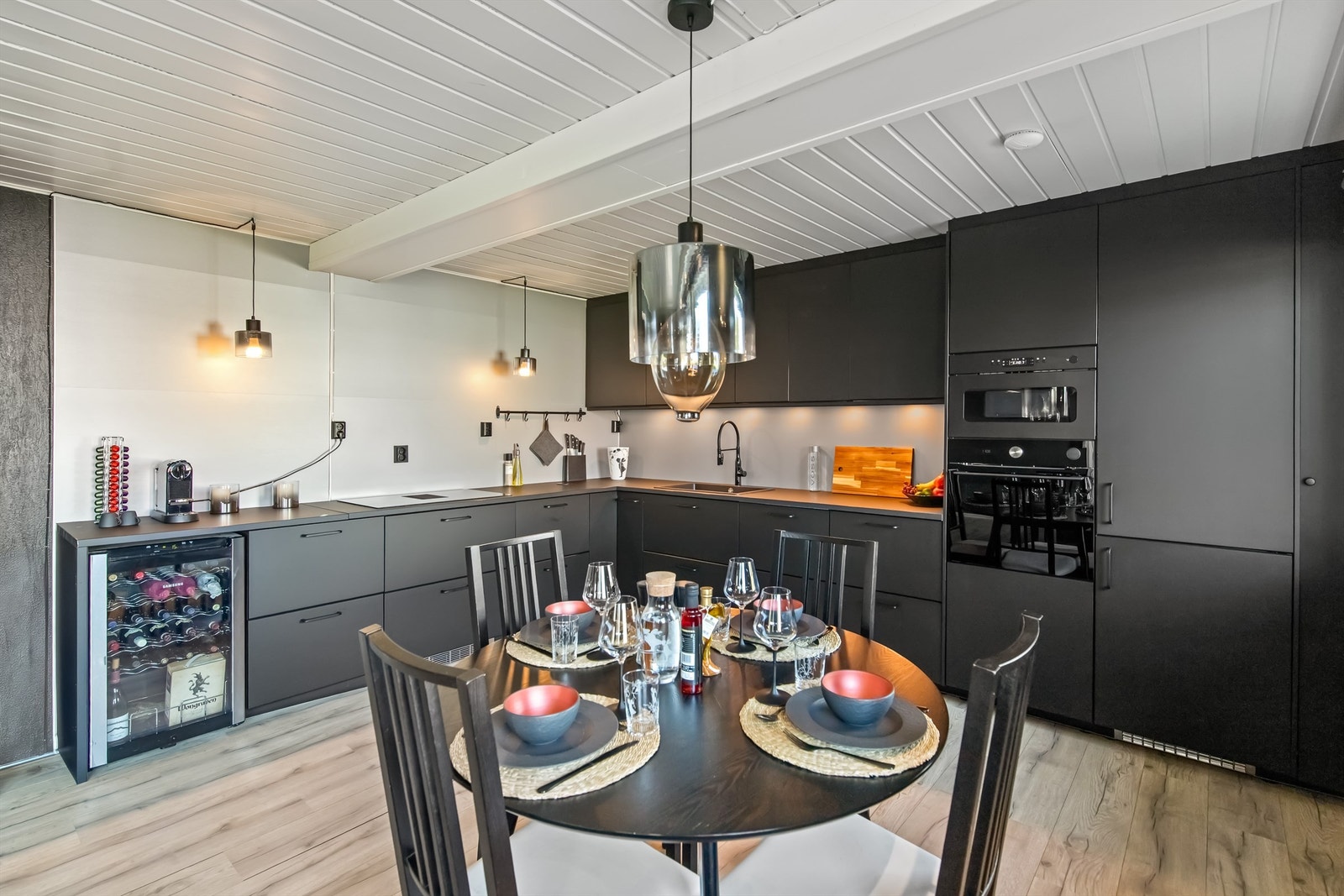 Et nyere kjøkken med integrerte hvitevarer Galleribilde