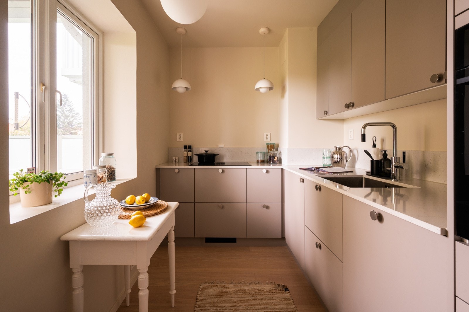 Stilren innredning fra Kvik. Glatte fronter kombinert med benkeplate i stein. Galleribilde