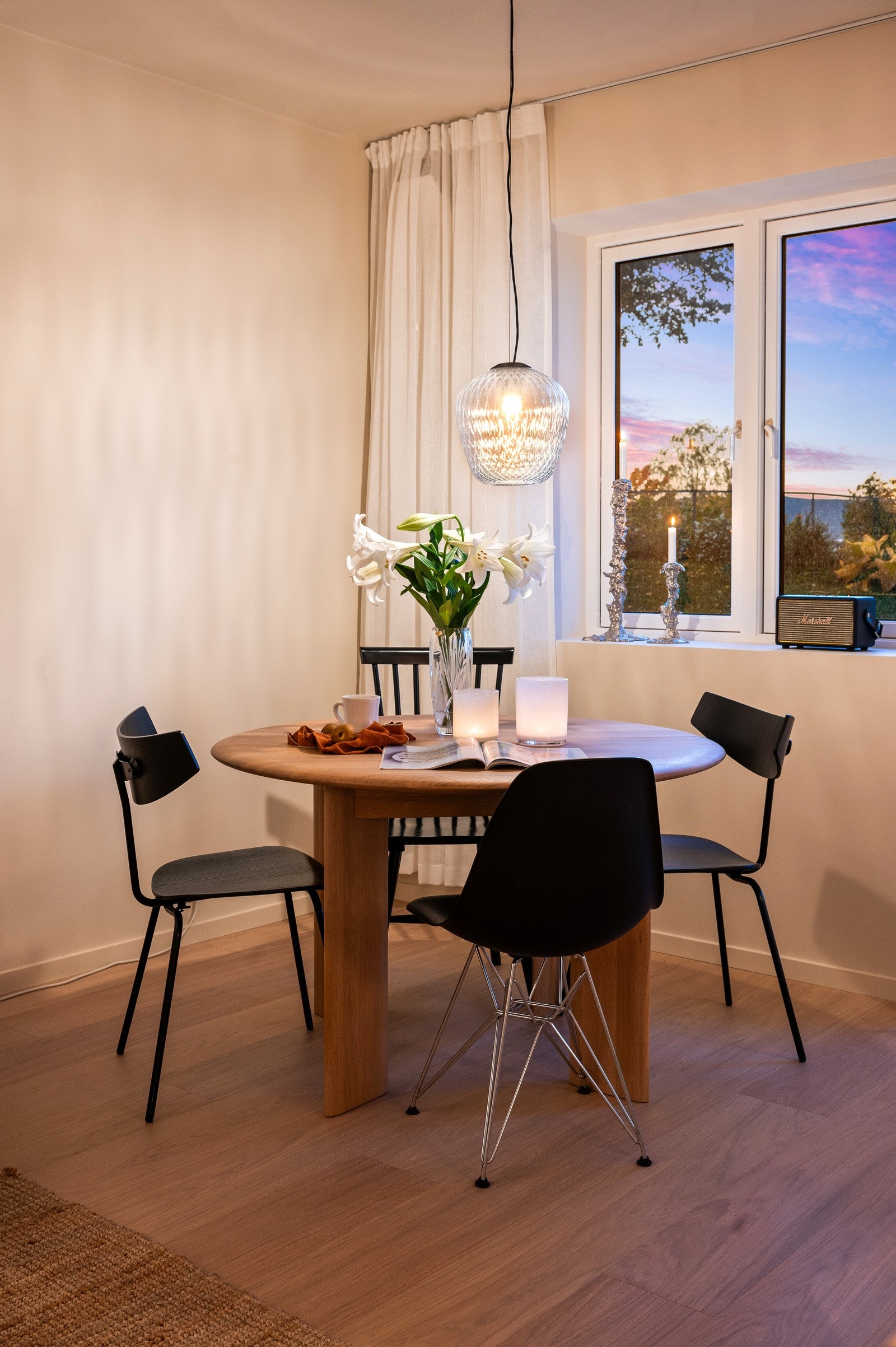 Spiseplassen har flott utsyn mot parkareal. Galleribilde