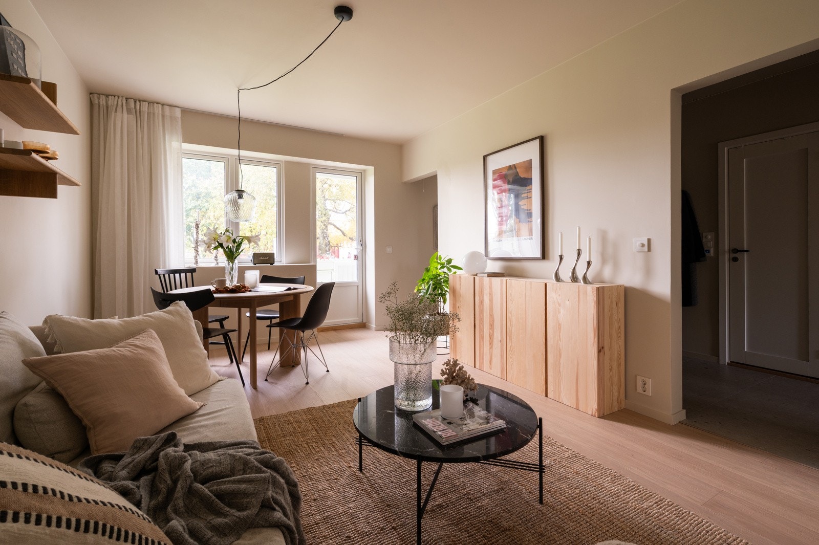 Slette malte vegger i dus fargetone og enstav parkett på gulv. Galleribilde
