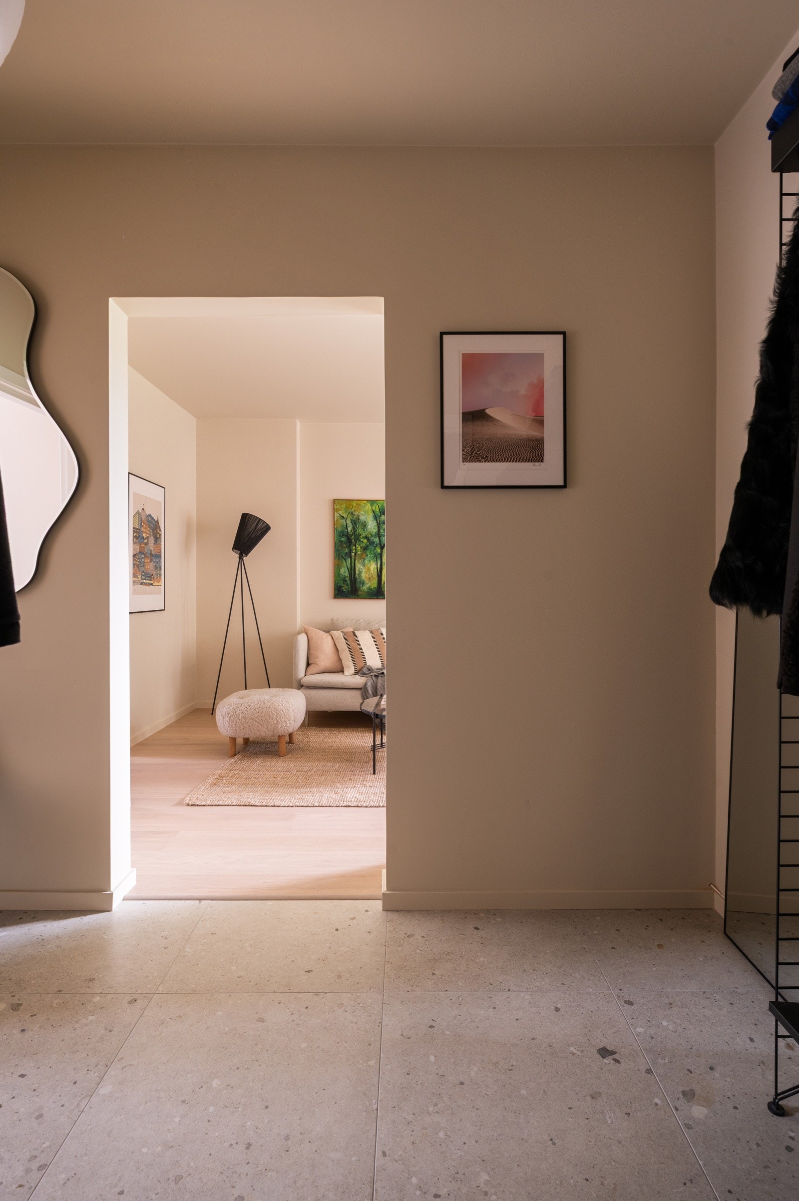 Naturlige overganger med listfrie karmer. Galleribilde