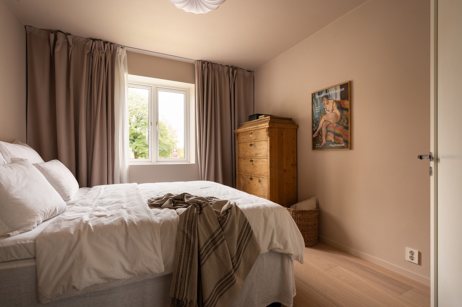 Hovedsoverommet har plass til dobbeltseng og garderobe. Galleribilde