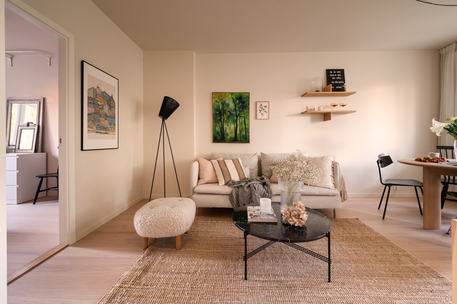 God med plass til sofasone og spisebord. Galleribilde