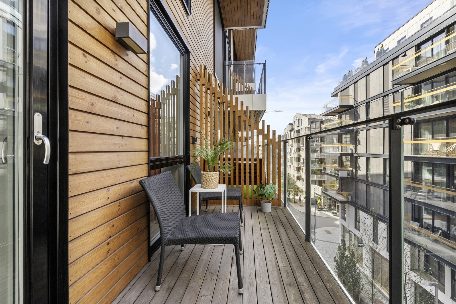 Privat balkong som forlenger stuen på fine sommerdager. Galleribilde