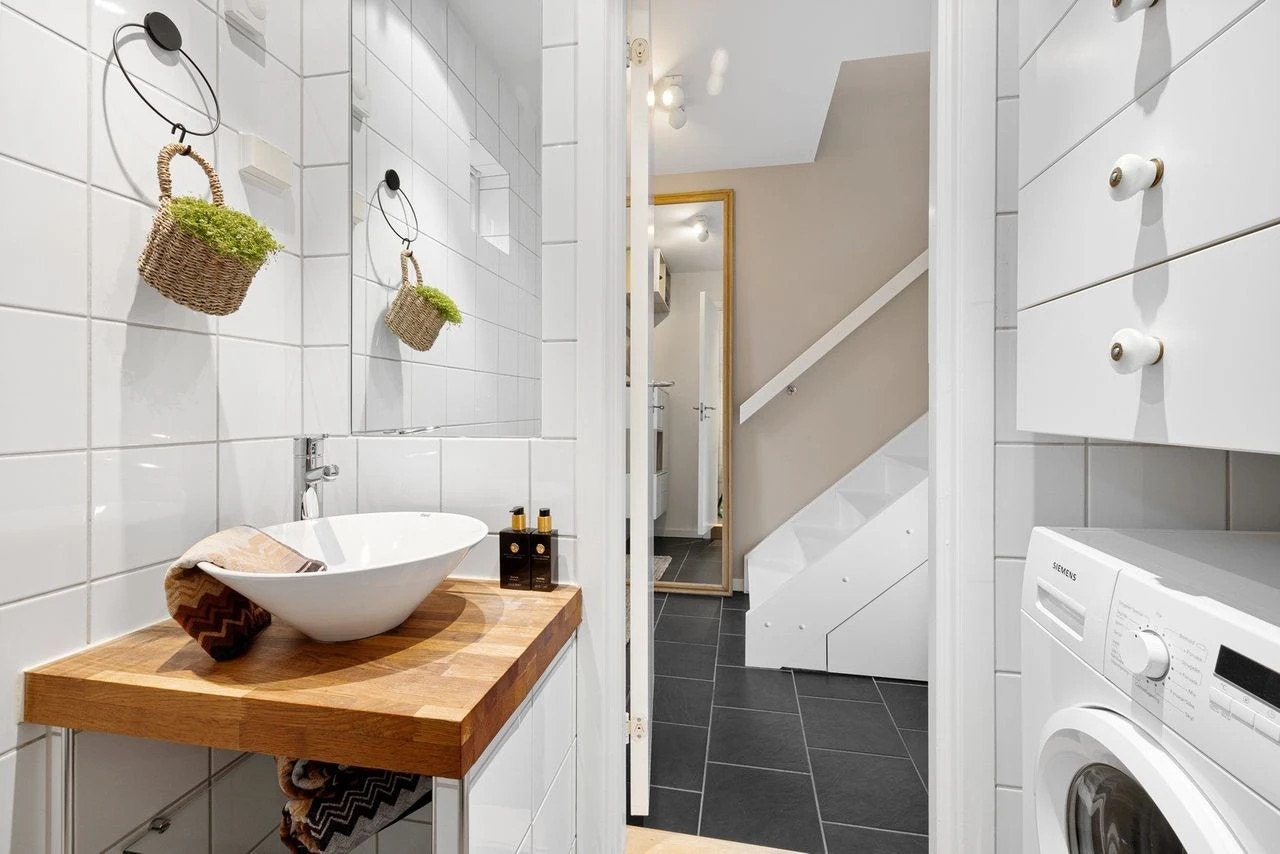 Pent bad med vaskemaskin Galleribilde