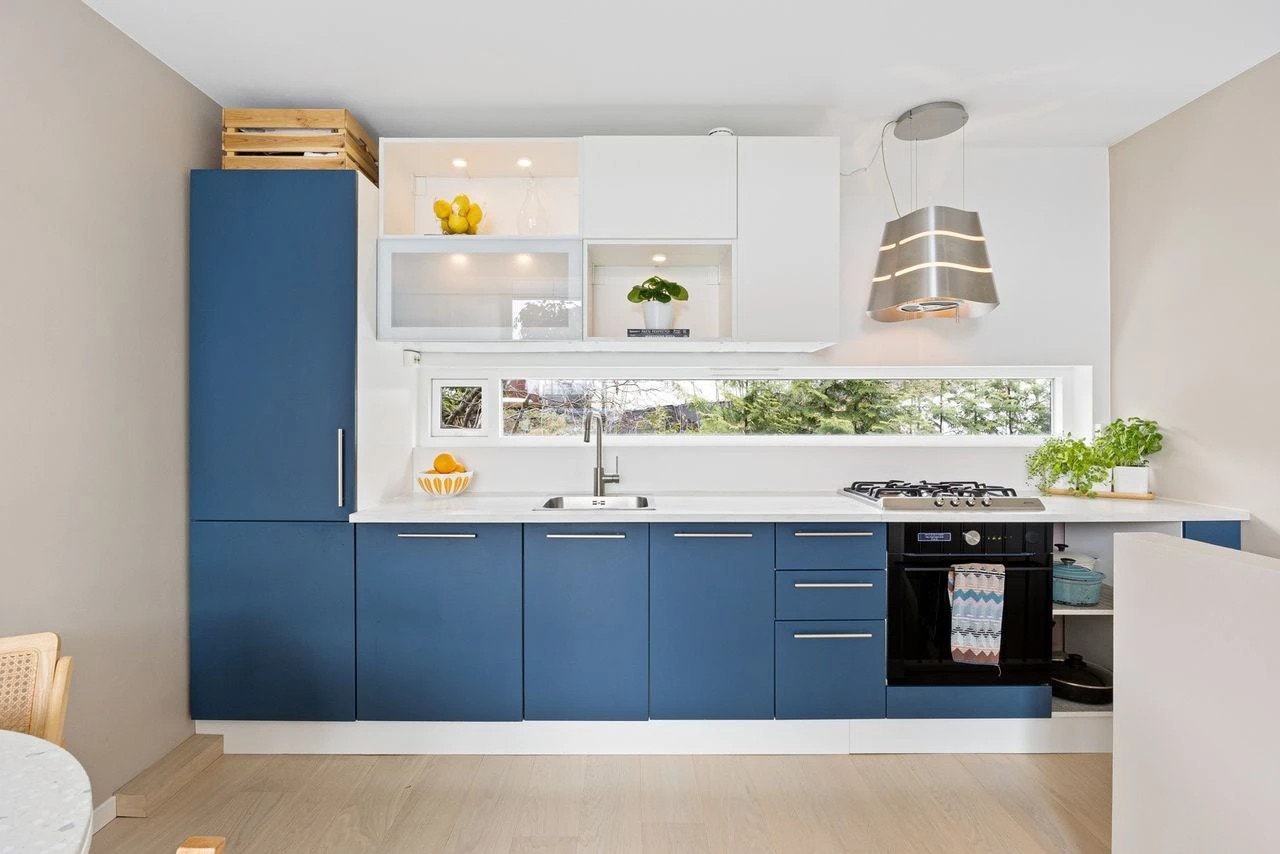 Kjøkken med oppvaskmaskin, kombiskap, gasstopp og stekeovn med dampfunksjon Galleribilde